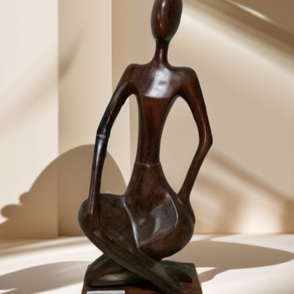 escultura-mujer-meditación